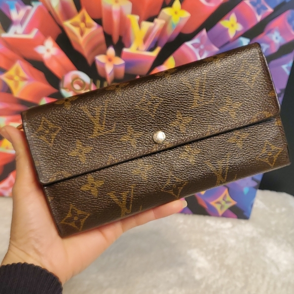 Louis Vuitton Sarah Wallet - Picture 1 of 15